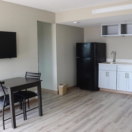 ווסט ממפיס Crossroads Inn & Suites מראה חיצוני תמונה