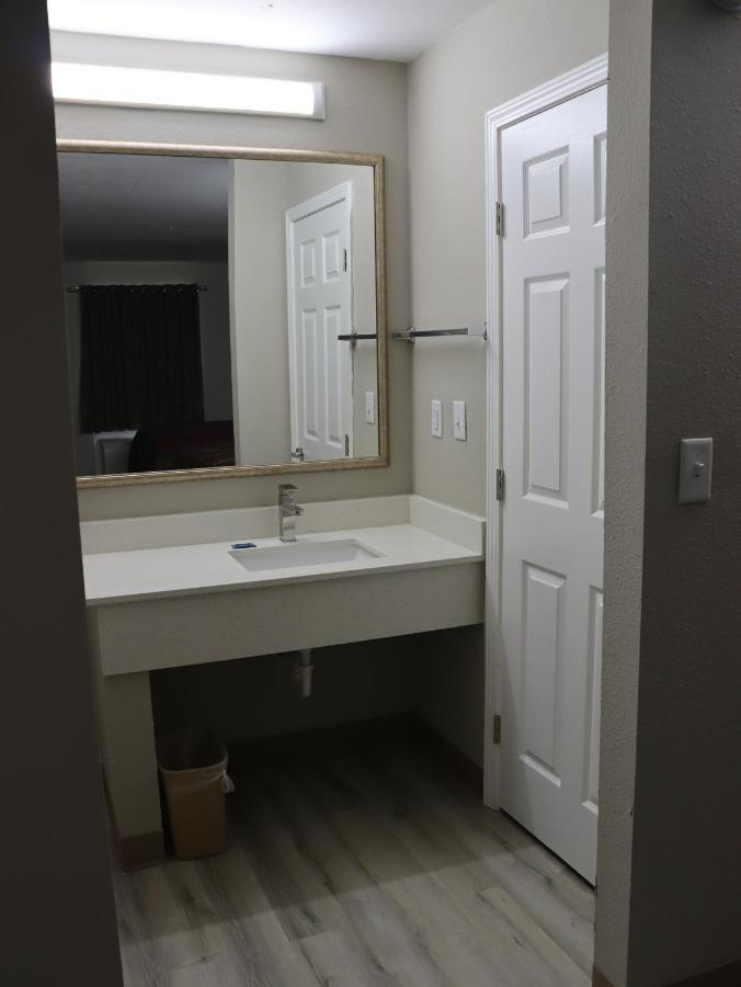 ווסט ממפיס Crossroads Inn & Suites מראה חיצוני תמונה