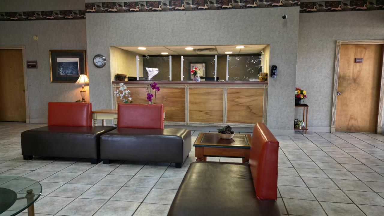 ווסט ממפיס Crossroads Inn & Suites מראה חיצוני תמונה